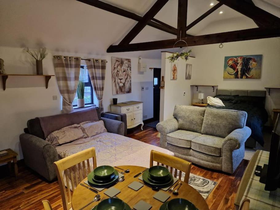 Joiners Arms - Studio Apartments Market Drayton Dış mekan fotoğraf