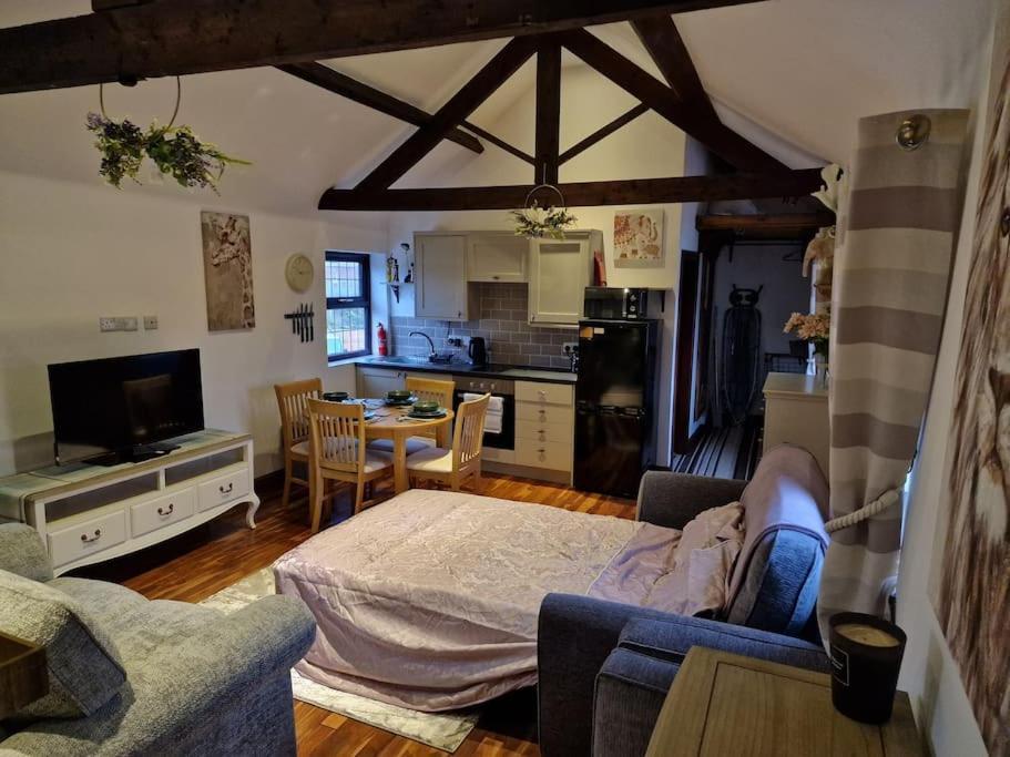 Joiners Arms - Studio Apartments Market Drayton Dış mekan fotoğraf