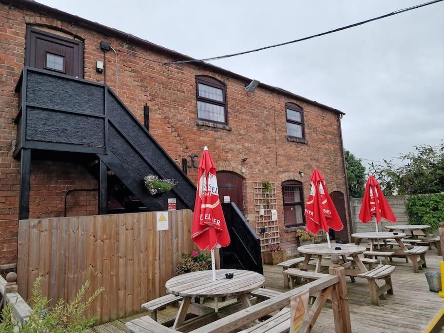 Joiners Arms - Studio Apartments Market Drayton Dış mekan fotoğraf