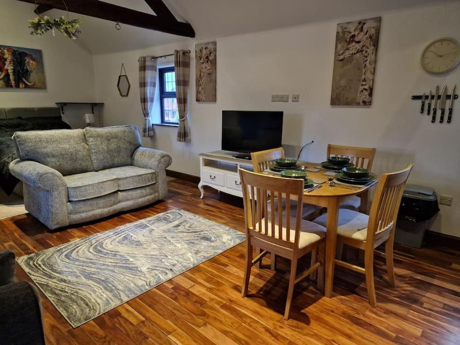 Joiners Arms - Studio Apartments Market Drayton Dış mekan fotoğraf