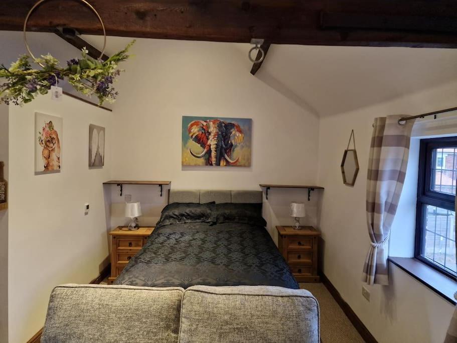Joiners Arms - Studio Apartments Market Drayton Dış mekan fotoğraf