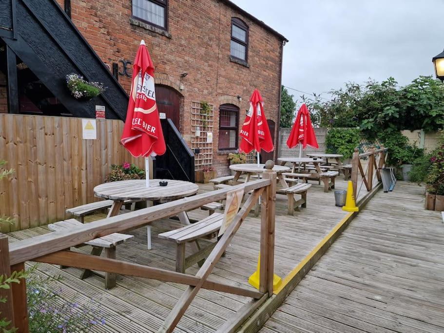 Joiners Arms - Studio Apartments Market Drayton Dış mekan fotoğraf