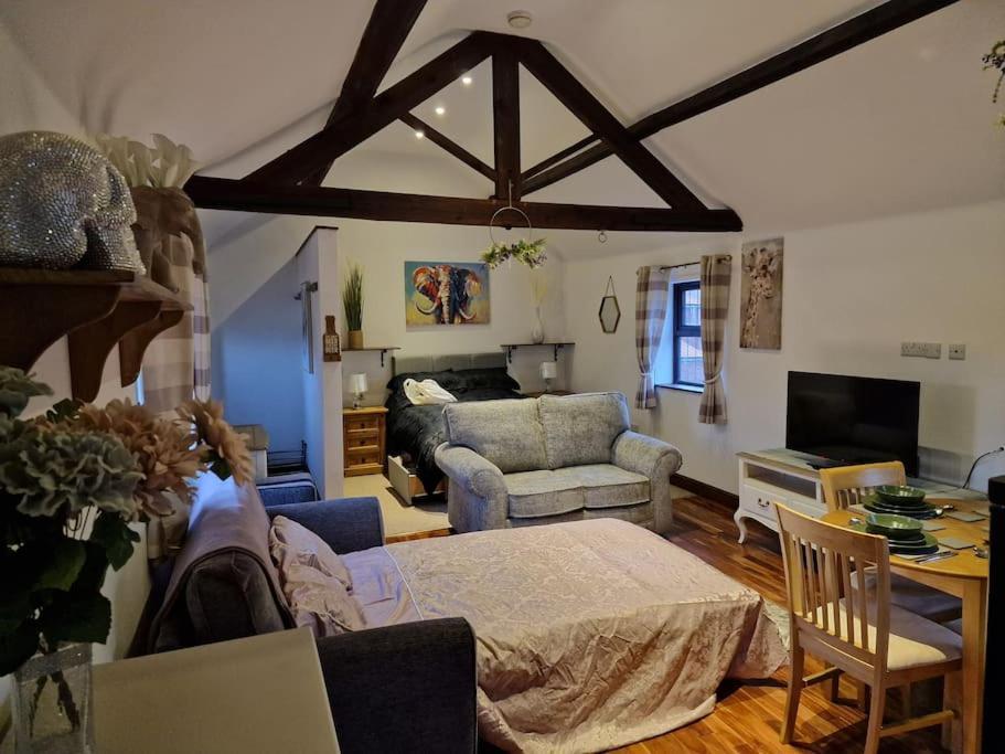 Joiners Arms - Studio Apartments Market Drayton Dış mekan fotoğraf